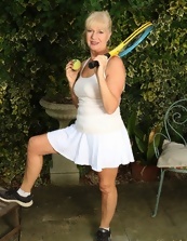Old blonde enjoys playing tennis and shoves fingers into cunt before the set