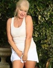 Old blonde enjoys playing tennis and shoves fingers into cunt before the set