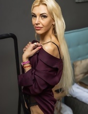 Elegant porn model in hot lingerie showed in mature XXX pics