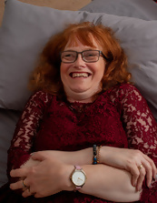 Mature redhead with glasses receives pleasure thanks to the dildo