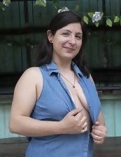 Outdoor pics of natural brunette mom with saggy tits and bush