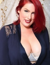Solo redhead reveals her forms in unique mommy porn pics