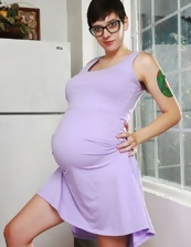 Hot pictures of short-haired pregnant mom with bush