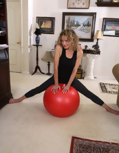 Skinny amateur nude older woman training at home
