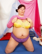 Thick Mature  Nude Porn Pics