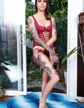 Tattooed MILF Nude Porn Pics