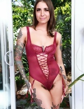 Tattooed MILF Nude Porn Pics