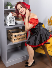 MILF model with red hair looks like a fairytale character