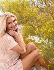 Outdoor Blonde Pussy Flash Pics
