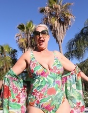 Mature Bikini Babe Pussy Tease Pics