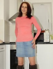 Mature Babe In Pink Top Flashing Tits