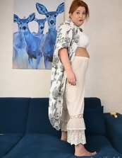 Auburn Milf Stripping Nude Pics