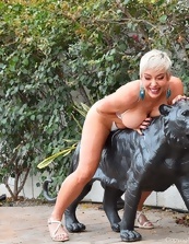 Nude Milf Panther Statue Pose Pics