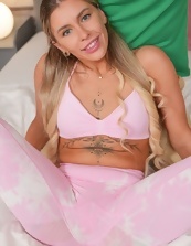 Curvy Tattooed Babe Spread Gallery Pics