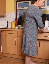 Mature Kitchen Photos Saggy Tits And Spread Pussy