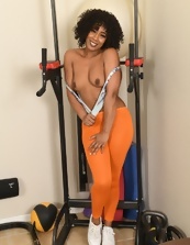 Shaved Pussy Spread – Nude Solo Gym Pics