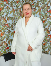 Mature Tub Tease Natural Tits & Shaved Pussy Pics