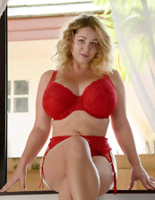 Big Tits Babe Stripping And Spread Pose Pics