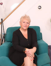 Mature Gallery: Sagging Tits Spread Pose Pics