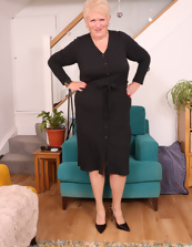 Mature Gallery: Sagging Tits Spread Pose Pics