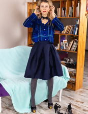 Mature Nude Gallery Featuring Hairy Pussy Tease