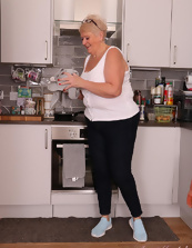Granny Nude Spread Pose Photos With Saggy Tits