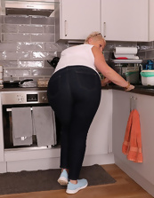 Granny Nude Spread Pose Photos With Saggy Tits