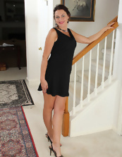 Mature MILF Gallery Nude Hairy Pussy Spread Pose