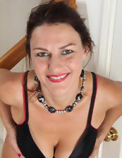 Mature MILF Gallery Nude Hairy Pussy Spread Pose