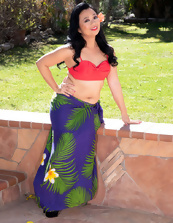 Milf Outdoor Solo Gallery: Nude Fingering Tease