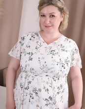 Milf Naked Pics: Pussy Out & Natural Tits